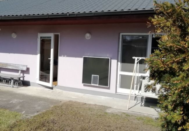 Teplovzdušný solární kolektor na zahradním domku – umístění mimo zimní stín přesahu střechy.